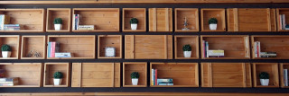 Vyberáme drevené regály do špajze, pracovne, obývačky, ale aj do skladu