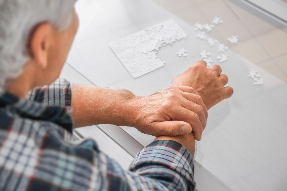 -parkinson-syndrome-doing-puzzle-home_1634892079.jpg